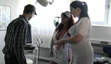 Krankenschwestern - alles Handarbeit .
