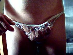 Vorschaubild vom Privatporno mit dem Titel "PVC-Tanga vollpinkeln" von spunky630