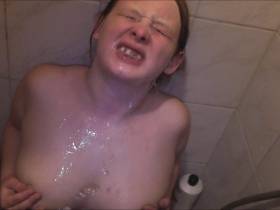 Vorschaubild vom Privatporno mit dem Titel "Golden Shower Bitch  spritzt geil ab!!!!" von sexyvenushuegel