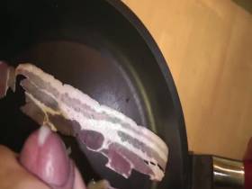 Cum cum eat Bacon * *