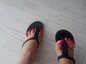 Pink Toenails B Flip Flops