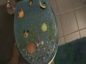 Beim Pinkeln überrascht