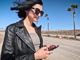 HOCH DEN ROCK REIN DEN STOCK ! Auto-Sex mit Skinny-Teen Madison