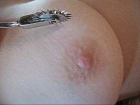 Ouch ouch - Young pussy with Nagelrad