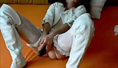 Mit der Gurke im Arsch zum Höhepunkt !