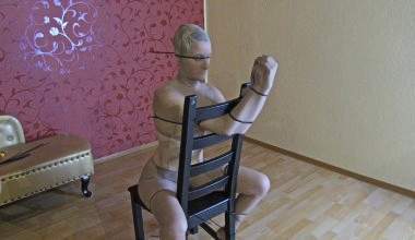 NaKed mit Kabelbindern und Strumpfhose