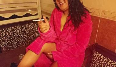 Türkin Derya im Bademantel