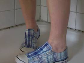Vorschaubild vom Privatporno mit dem Titel "Sneaker mal wieder feucht gemacht" von EvilBitch