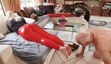 Roter Latex, geile Füsse und wichsen