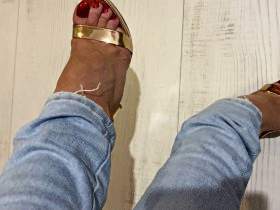Shiny Feet And Toenails