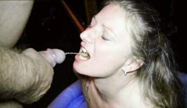 Schlucknutte!Erst gabs Pisse dann Sperma!