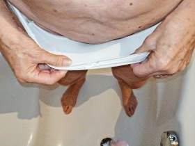 ins Höschen gepisst