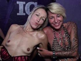 MILF-GANGBANG Nora & Jenny wir ficken nur blank MASSENBESAMUNG