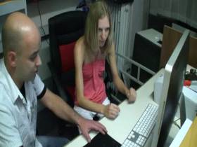 Vorschaubild vom Privatporno mit dem Titel "Vom miesen Arbeitskollegen gefickt!" von sexy-eve