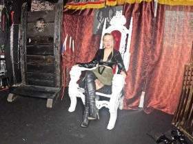 Meine Stiefel brennen dem Sklave die Sicherung durch!