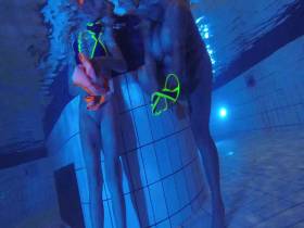 Vorschaubild vom Privatporno mit dem Titel "Mit der Freundin PUBLIC die Schwimmsachen getauscht !" von Deine-Chefin