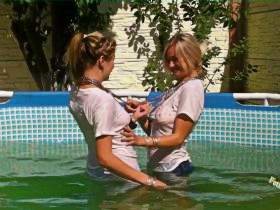 Christina und Nikki in Jeans und T-Shirts im Pool