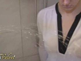 Vorschaubild vom Privatporno mit dem Titel "Piss Dusche" von SinaVelvet