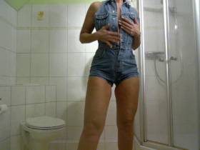 Vorschaubild vom Privatporno mit dem Titel "Vollgepisster Jeansoverall" von EvilBitch