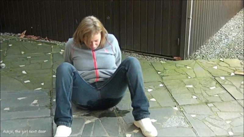 Frauen pissen im freien