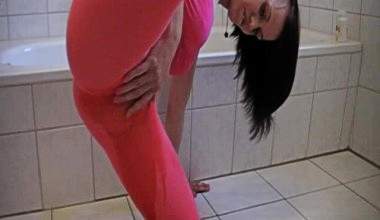 * 3x am Stück in dicker Baumwollstrumpfhose gepisst *