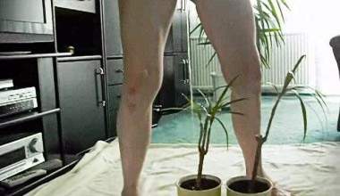 Das Miststück pisst in die Blumen ...