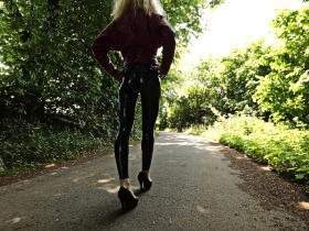 Spaziergang in glänzender Leggings und Lederjacke