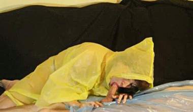 Sex(y) In Plastic - Blasen in Poncho und Regenmantel