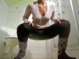 Vorschaubild vom Privatporno mit dem Titel "Gummistiefelmodenschau" von EvilBitch