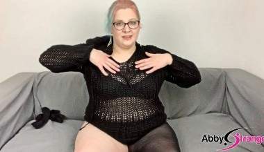 Nylons und Strickpulli – wie gefällt dir mein Outfit?