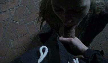 Sie kotzt Sperma in die Kirche