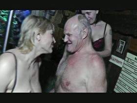 Vorschaubild vom Privatporno mit dem Titel "87 Jahr und es spritzt noch bissel" von extremgirl