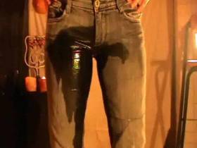 Vorschaubild vom Privatporno mit dem Titel "Jeans vollpissen" von playpaar666