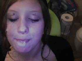 Vorschaubild vom Privatporno mit dem Titel "Toilettenschlampe steht auf Sperma und Pisse" von sexyvenushuegel