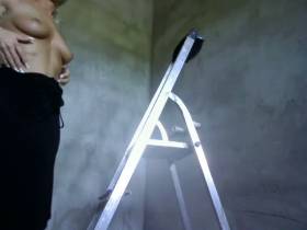 Vorschaubild vom Privatporno mit dem Titel "Von der Leiter gepisst Teil 2" von EvilBitch