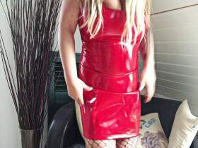 Vorschaubild vom Privatporno mit dem Titel "Das knallrote ohne BH Kleid" von Deine-Chefin