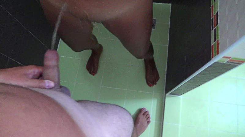 Auf schwanz pissen