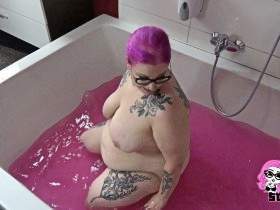 I'm pissed on in the cum bath - my first golden shower from a man!