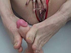 Vorschaubild vom Privatporno mit dem Titel "Feuchter Footjob" von FeuchteSchnecke