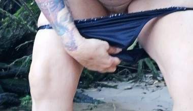 Im Bikini in den Fluss gepisst