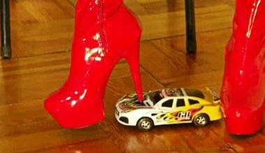 Crushing Modellauto in roten Overknees