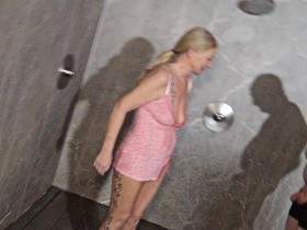 Und die nächsten 3 Männer die mir in einem Swingerclub ins Maul pissen!