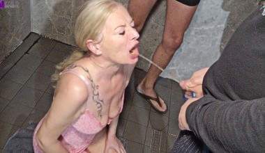 Und die nächsten 3 Männer die mir in einem Swingerclub ins Maul pissen!