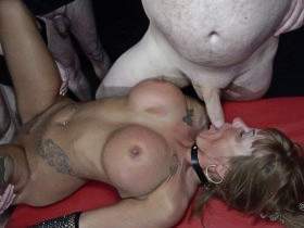 Cleamup Sklave leckt Diana Love die Wixxe raus