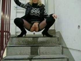 Vorschaubild vom Privatporno mit dem Titel "Im Flughafenparkhaus gepisst" von KissiKissi