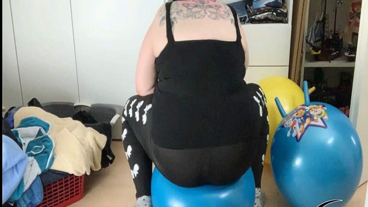 Abby-Strange - Was liegt denn hier rum? Geiler Fick auf dem Hüpfball