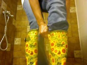 Vorschaubild vom Privatporno mit dem Titel "Jeans und Gummistiefel schön eingepisst und ..." von EvilBitch