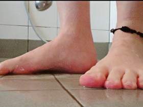 Sticky feet in the shower
