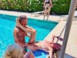 Nackt und geil am Hotelpool! Ich weiß wer uns letzten Sommer gefickt hat! Teil 1