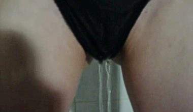 Durch Den Tanga Gepisst!!!